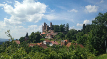 der Blick auf die Burgruine Hanstein