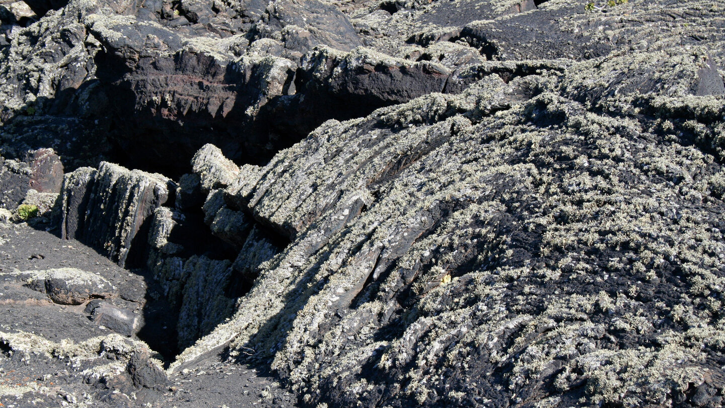 gespaltene Platten von Schollenlava im Parque Natural de los Volcanes in La Geria