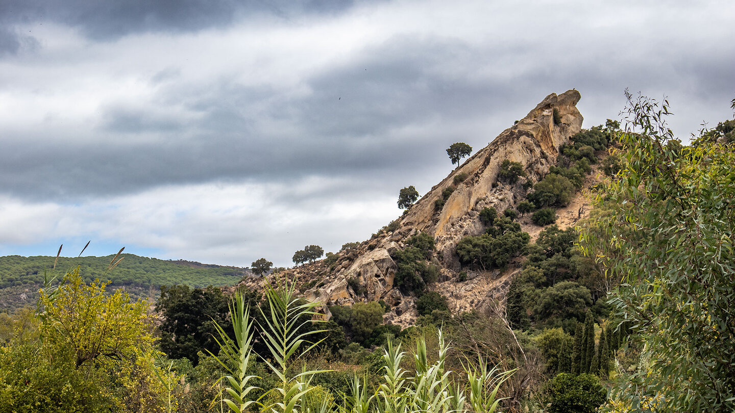 Felsriff El Risco über dem Tal des Río Hozgarganta