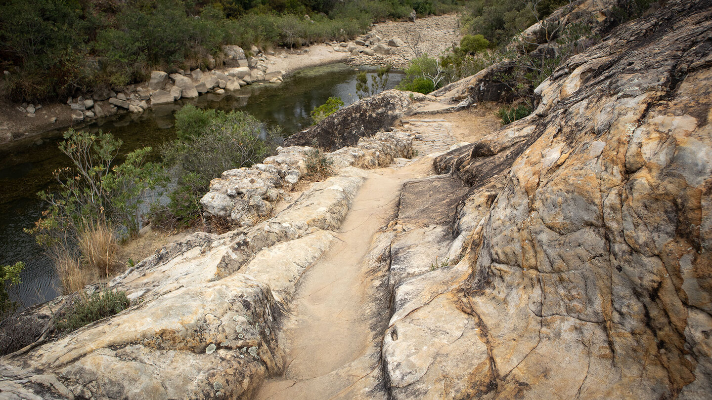 Wegabschnitt am Ufer des Río Hozgarganta