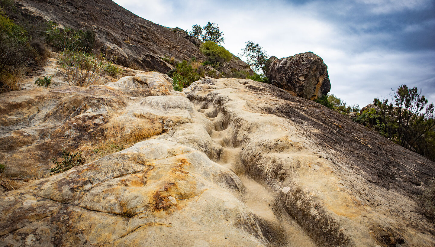 Wanderweg über in den Sandstein gehauene Trittstufen