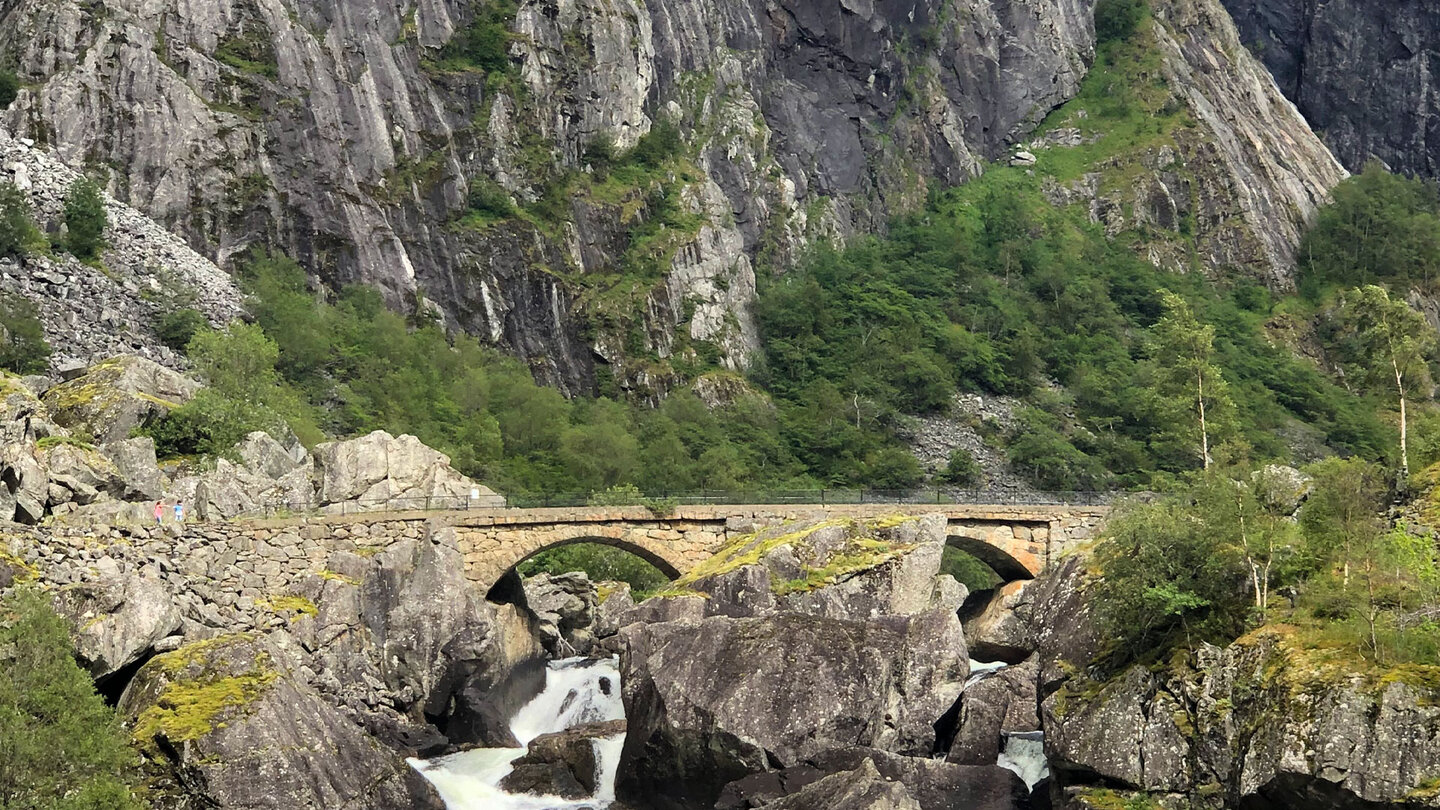 eine alte Steinbrücke quert den Bjoreio