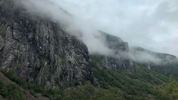 Wolken an den Felswände des Måbødalen