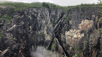 Blick zu den Aussichtsplattformen über dem kleinen Wasserfall des Vøringsfossen