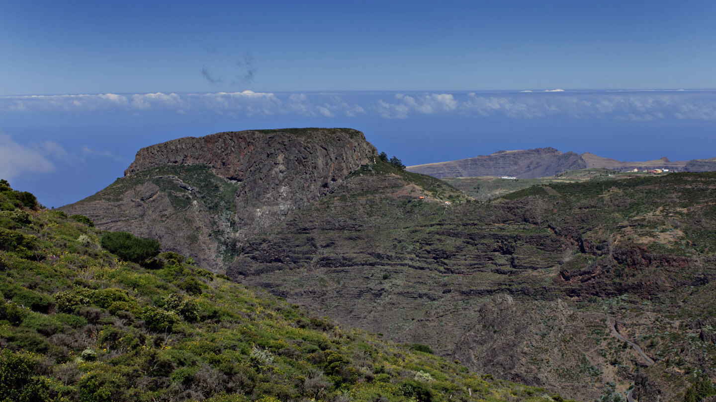 Ausblick über den Barranco del Erque zum Tafelberg Fortaleza de Chipude vom Mirador de Igualero auf La Gomera Ausblick über den Barranco del Erque zum Tafelberg Fortaleza de Chipude vom Mirador de Igualero