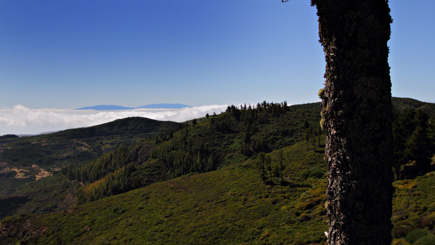 Blick über die schöne Landschaft bis zur Nachbarinsel La Palma vom Mirador de Igualero auf La Gomera