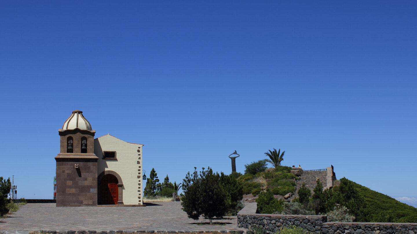 die Iglesia de San Francisco und das Monumento al Silbo Gomero am Mirador de Igualero auf La Gomera