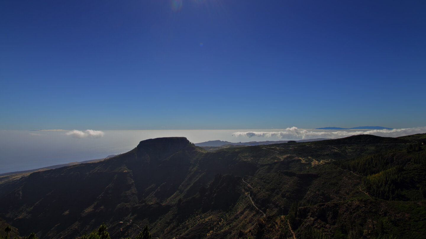spektakulärer Ausblick vom Mirador de Igualero über den Fortaleza de Chipude zur Nachbarinsel La Palma im Hintergrund