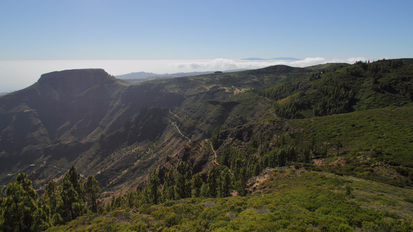 Blick zu den terrassierten Feldern und die tiefe Schlucht des Barranco del Erque vom Mirador de Igualero