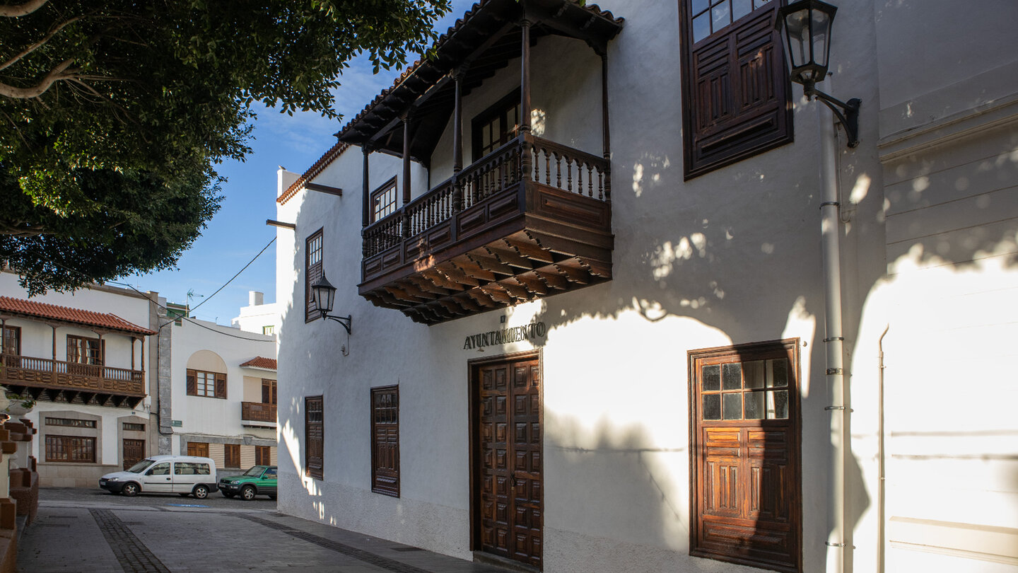 die schöne Hausfront des Rathauses an der Plaza de la Luz in Los Silos