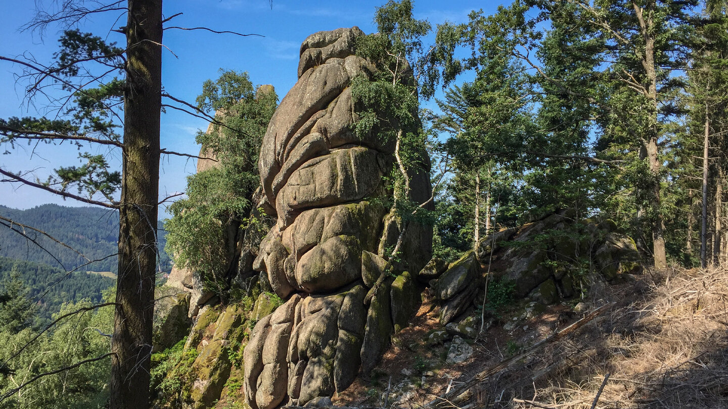 die spektakulären Formationen der Falkenfelsen auf dem Weg zur Hertahütte