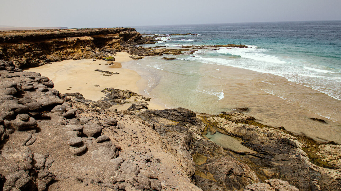 der von Felsklippen umrahmte Strand Playa de la Mujer der von Felsklippen umrahmte Strand Playa de la Mujer