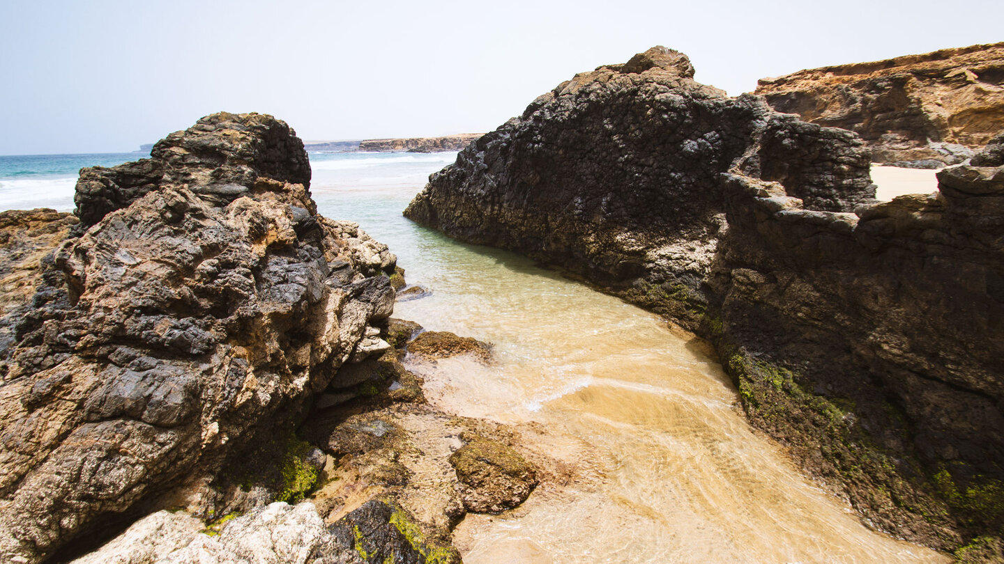 die eindrucksvollen Basaltformationen der Playa de la Mujer sind bei Ebbe gut sichtbar die eindrucksvollen Basaltformationen der Playa de la Mujer sind bei Ebbe gut sichtbarbr