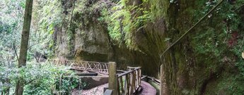 die Route verläuft am Fuße der Felswände durchs Barranco del Agua