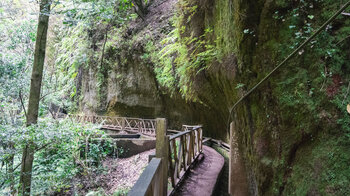 die Route verläuft am Fuße der Felswände durchs Barranco del Agua
