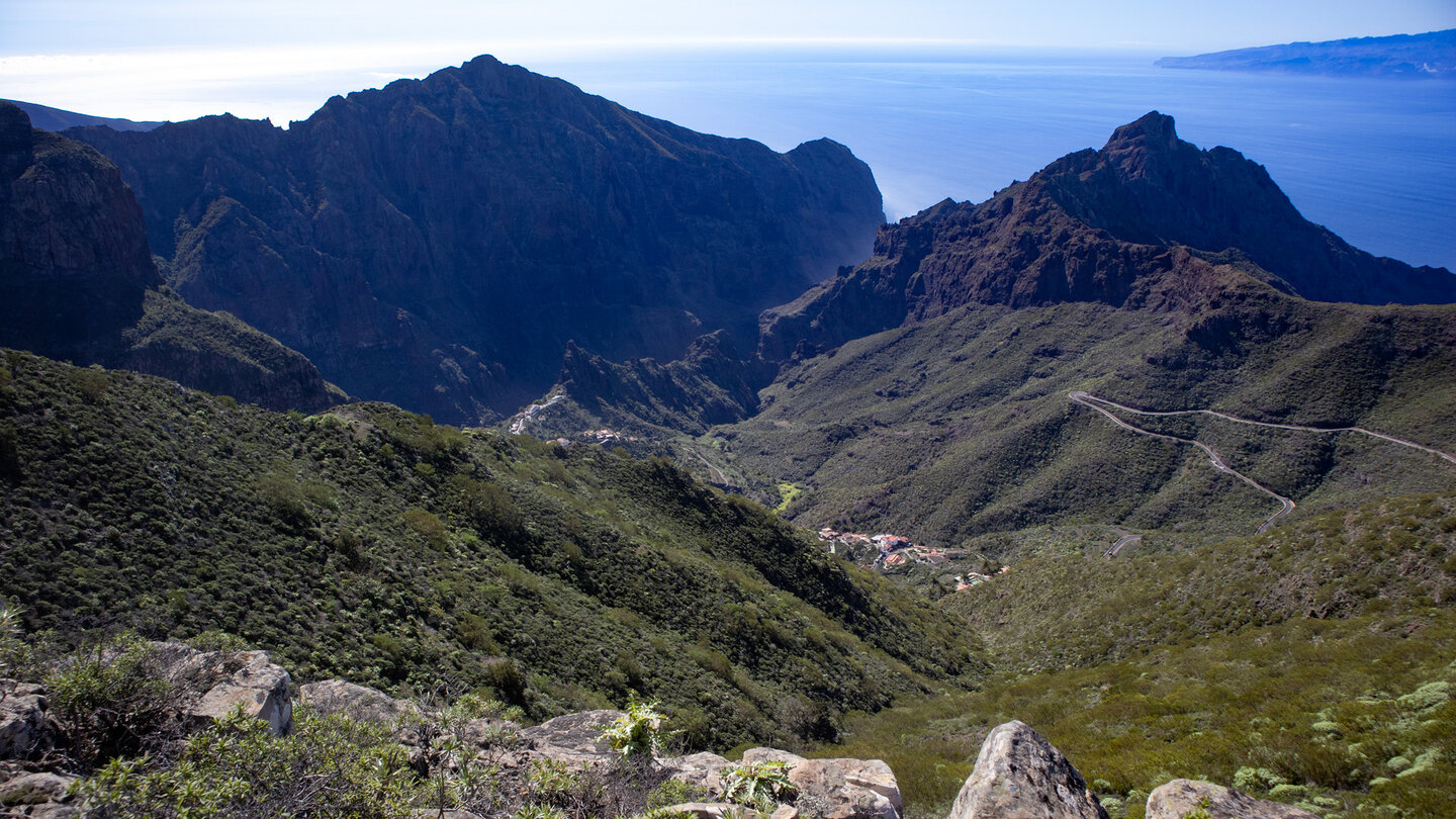 Blick auf das Dorf Masca vor der Schlucht und dem Roque de la Fortaleza