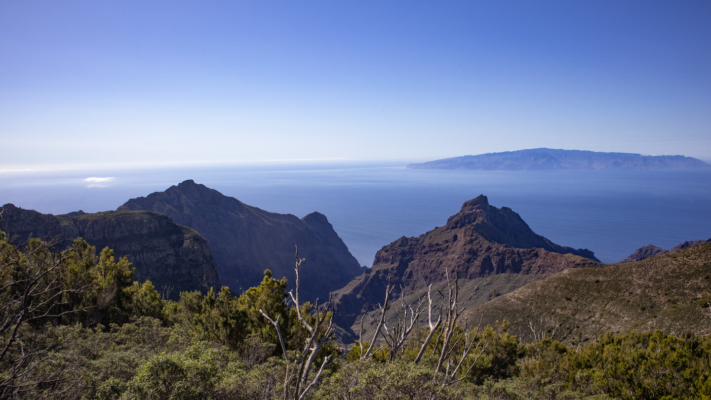 Blick Richtung Masca-Schlucht mit La Gomera im Hintergrund