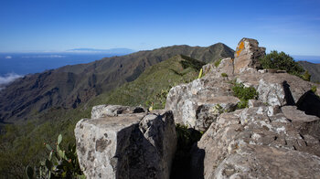 markante Felsformation im Hintergrund Teno-Alto und die Insel La Palma