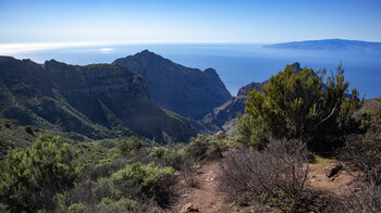 die Masca-Schlucht mit der Bergkette des Guerges-Steig und der Insel La Gomera