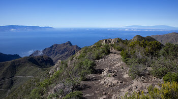 Panoramaweg auf der Cumbre mit den Inseln La Gomera und La Palma