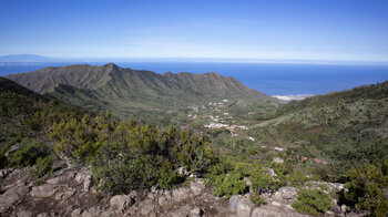 das Tal von El Palmar mit Küste und dem Bergmassiv von Teno Alto