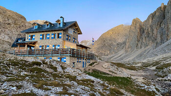 Refugio Antermoia in morgendlichem Licht