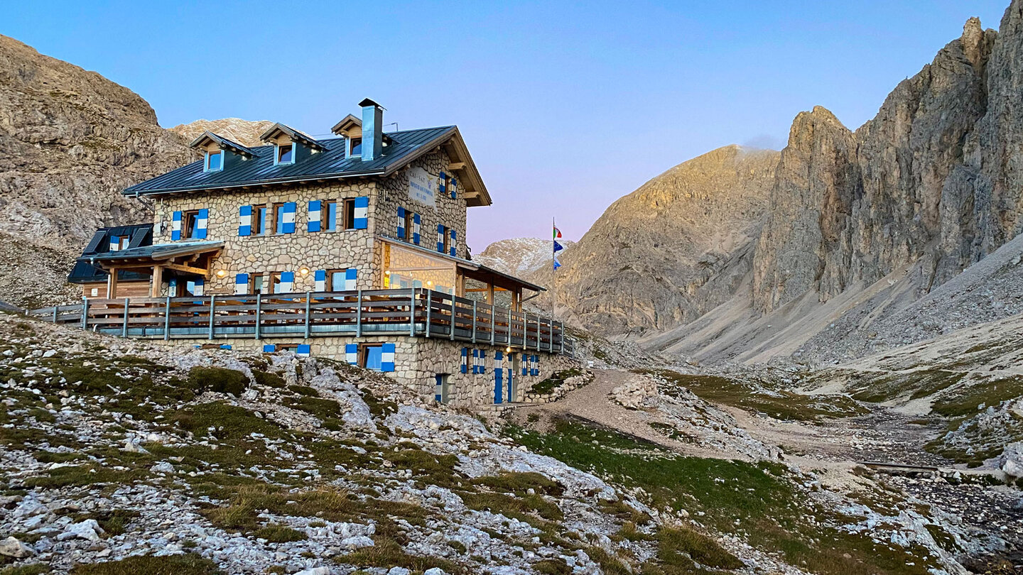 Refugio Antermoia in morgendlichem Licht Refugio Antermoia in morgendlichem Licht