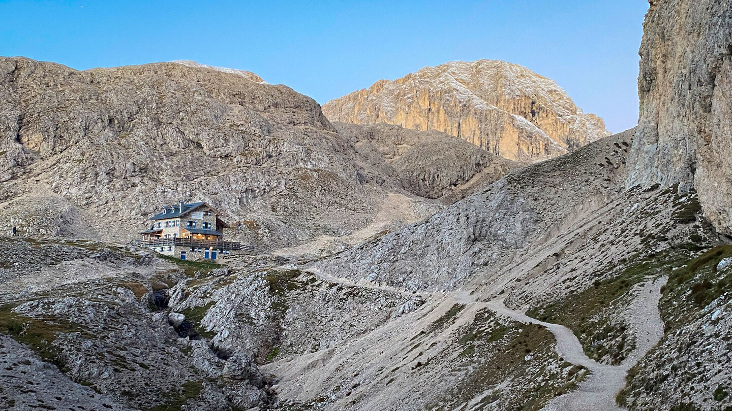 Bergpfad zur Antermoiahütte im Rosengarten - Dolomiten Bergpfad zur Antermoiahütte im Rosengarten - Dolomiten