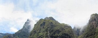 Bergkulisse im grünen Kessel der Caldeirão Verde auf Madeira