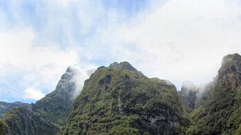 Bergkulisse im grünen Kessel der Caldeirão Verde auf Madeira