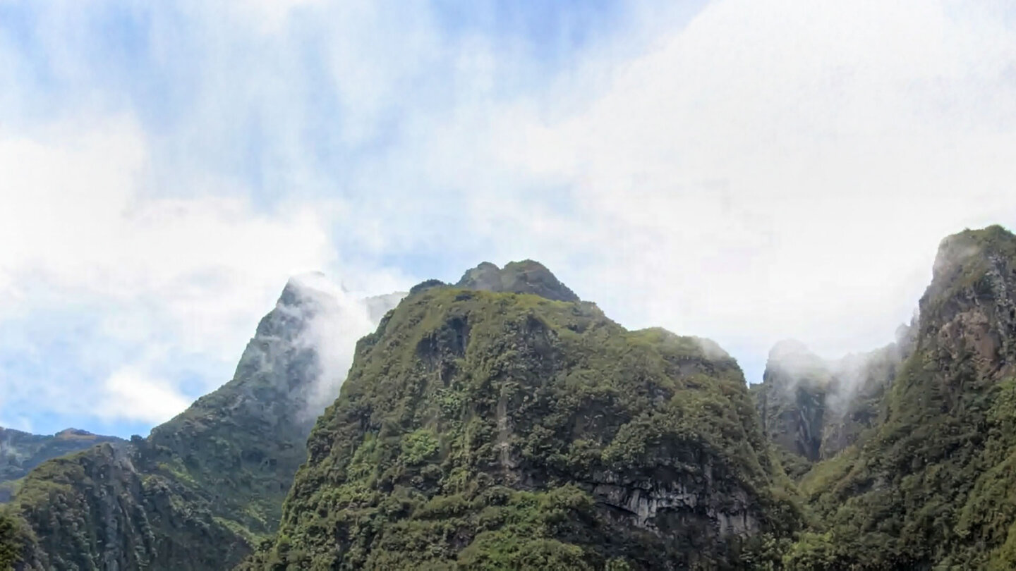 Bergkulisse im grünen Kessel der Caldeirão Verde auf Madeira