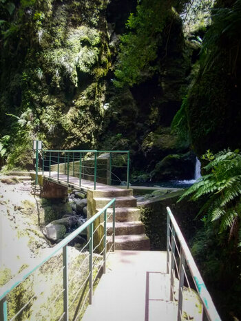 Stahlbrücken entlang der Levada in der Schlucht Ribeira Grande