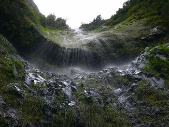 Wasserfall an den Felswänden des Caldeirão do Inferno