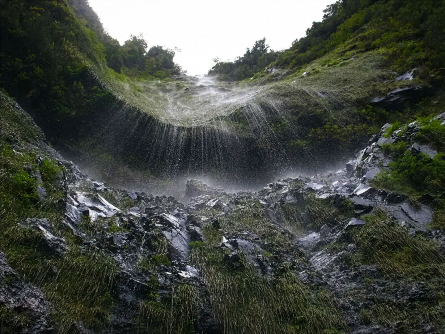 Wasserfall an den Felswänden des Caldeirão do Inferno