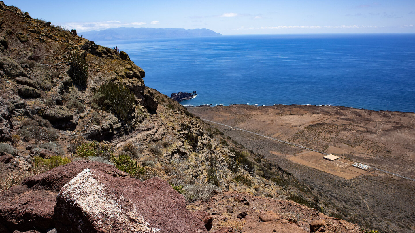 Blick zur Landzunge mit dem Leuchtturm an der Punta Teno mit der Insel La Gomera im Hintergrund
