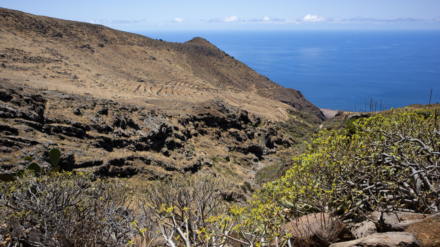 Blick entlang des Barranco de las Cuevas auf den Atlantik