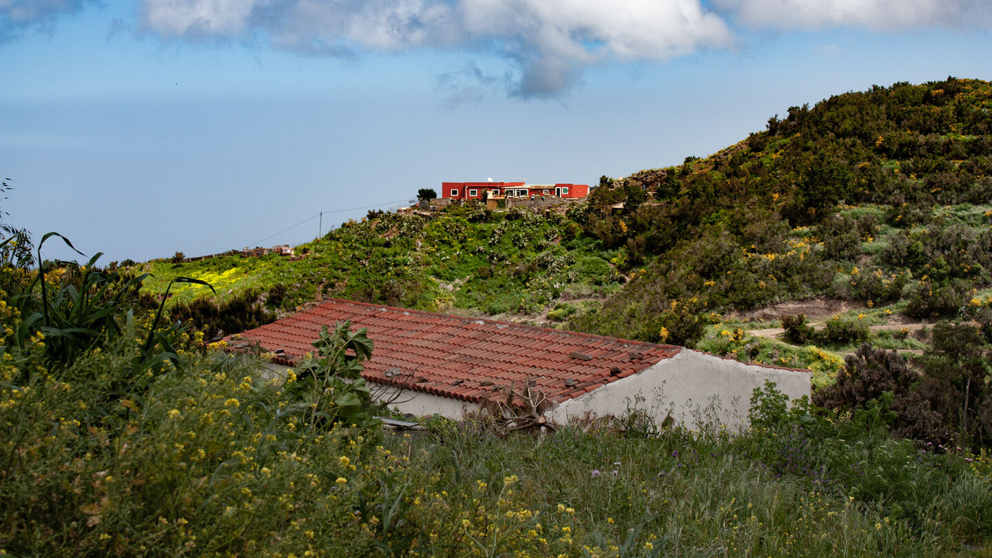 Blick auf vereinzelte Häuser vom Wanderweg PR-TF 57