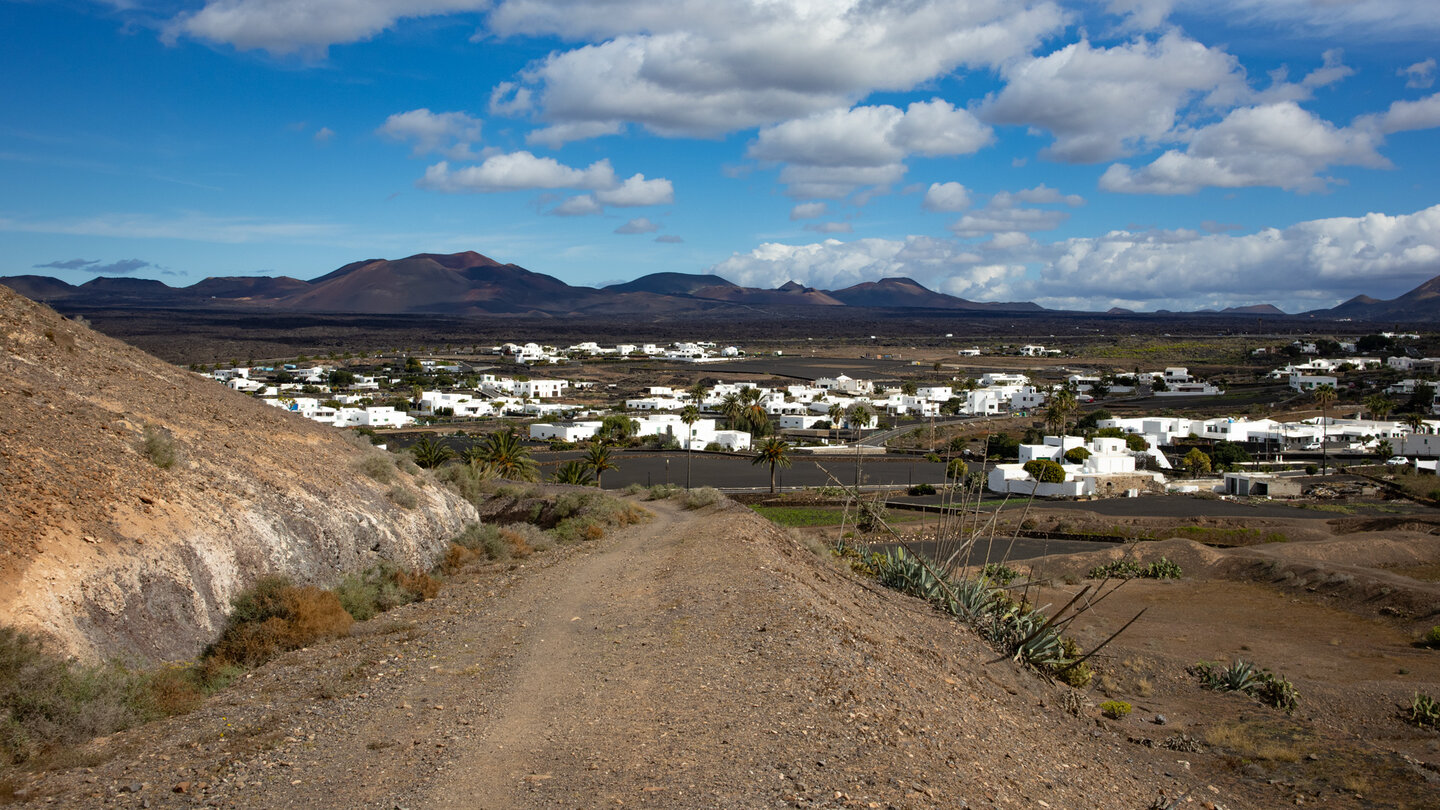 Blick auf das Örtchen Yaiza mit dem Nationalpark Timanfaya im Hintergrund