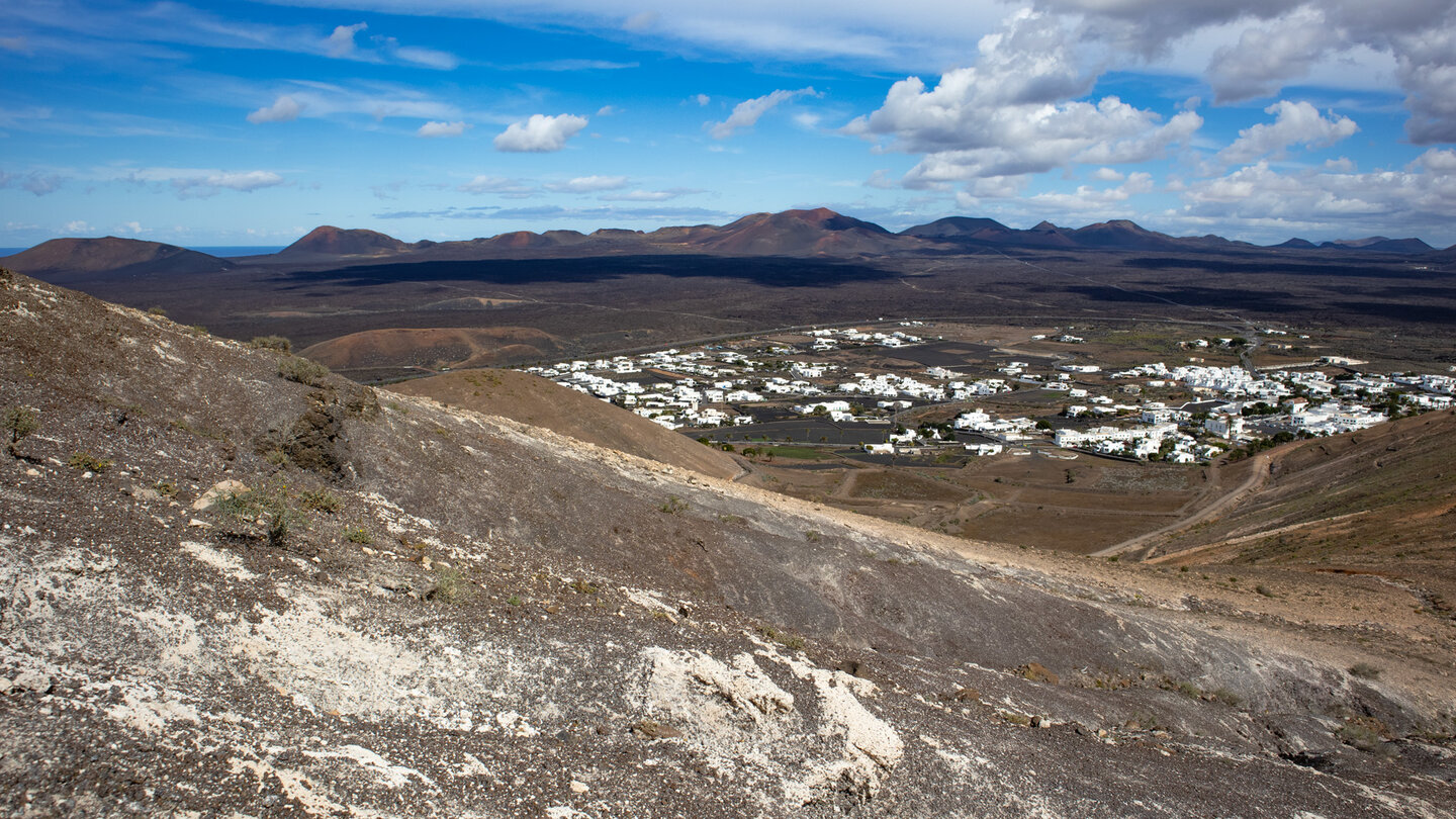 Blick über die Bergflanke zum Timanfaya