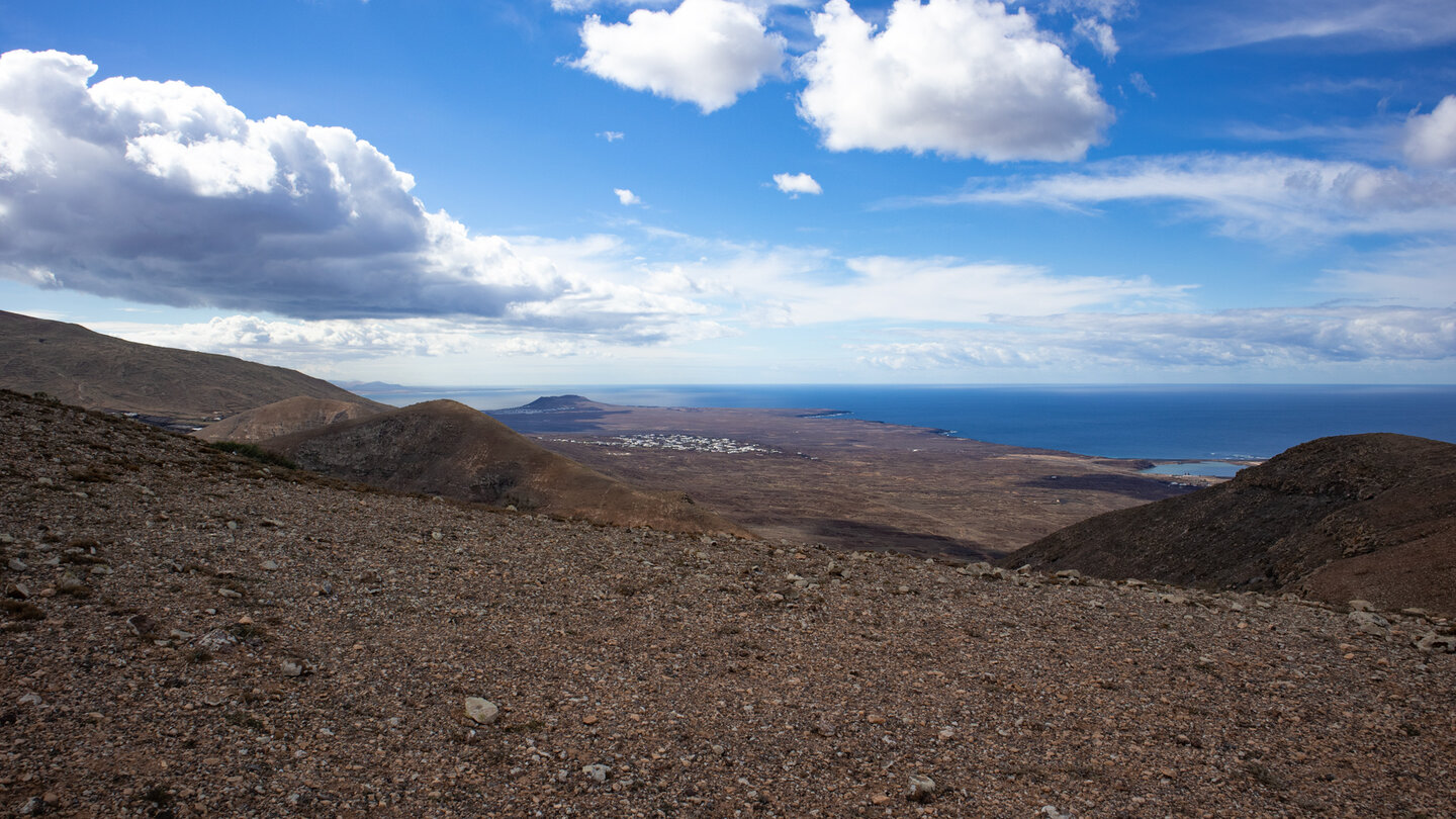 Blick zur Südsitze der Insel Lanzarote mit dem Montaña Roja