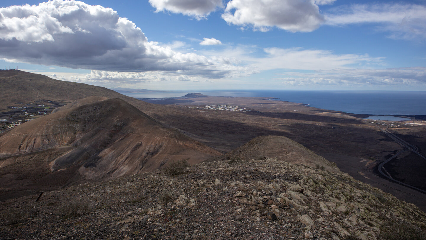Gipfelblick bis Playa Blanca und Fuerteventura