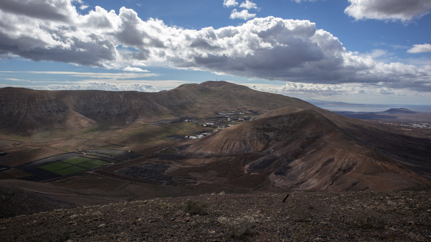 Ausblick übers weite Tal La Degollada zum Berg Atalaya de Femes