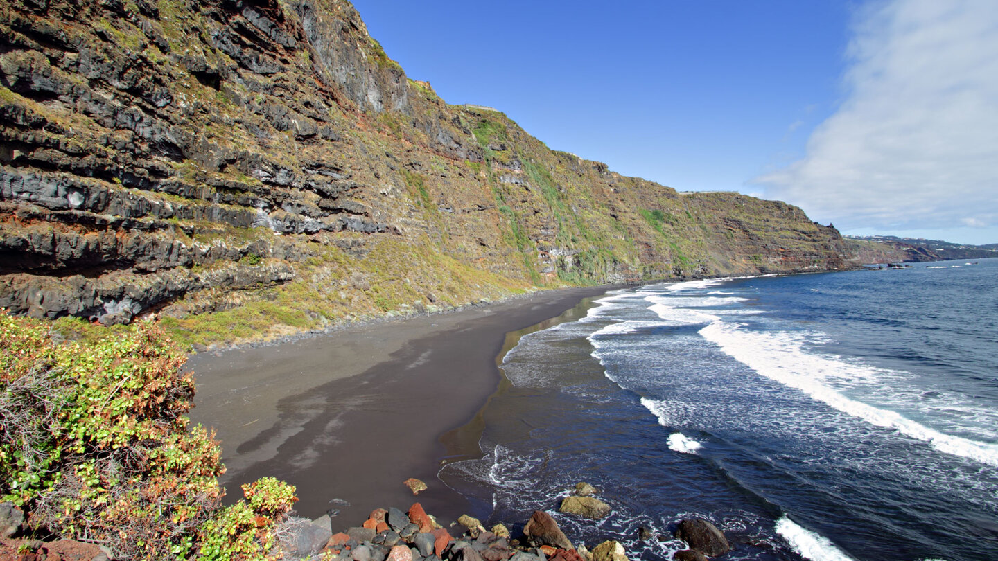 die imposanten Felswände entlang des Strandes an der Playa de Nogales auf La Palma