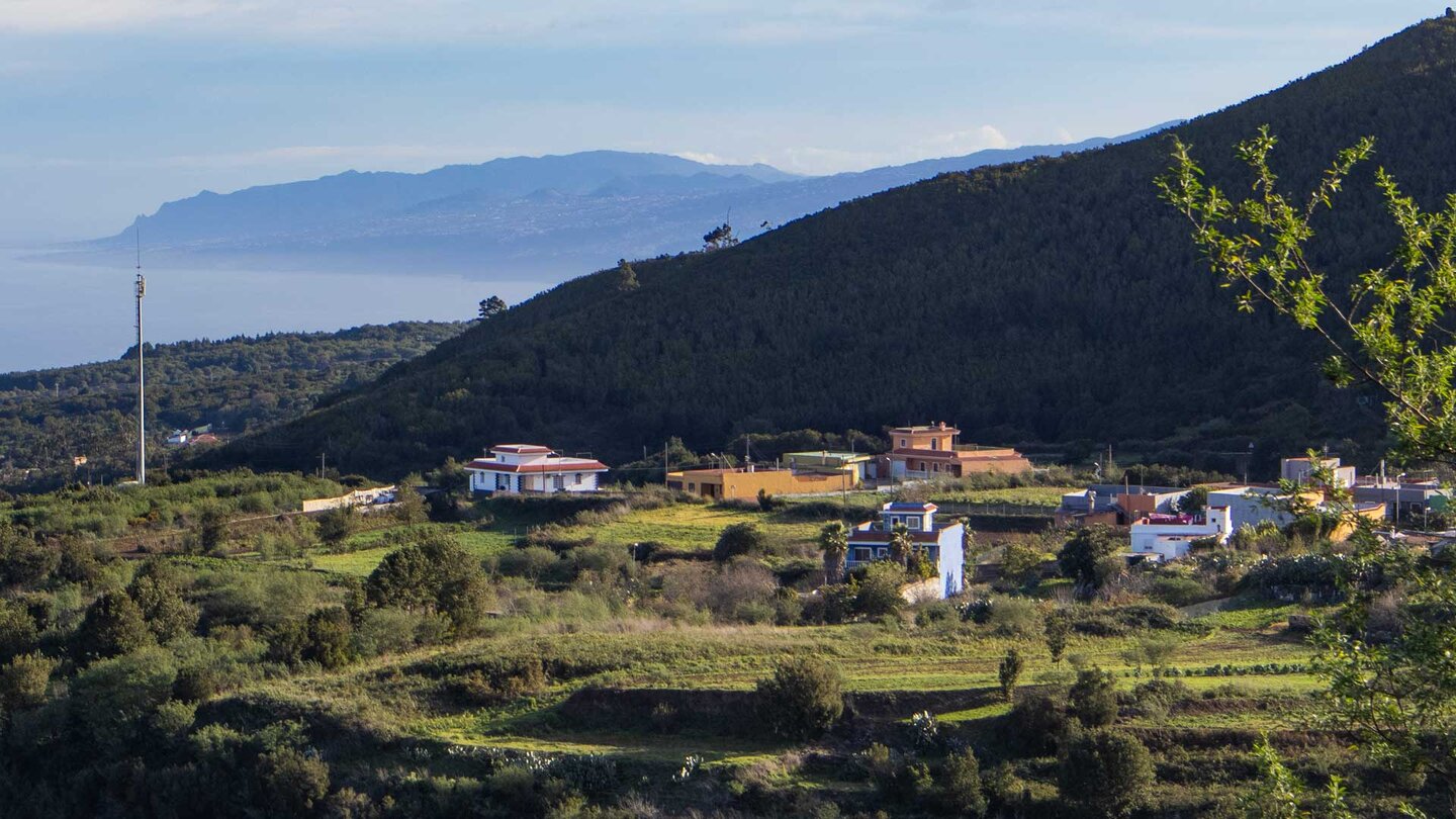Ausblick über Erjos mit der Nordküste Teneriffas im Hintergrund Ausblick über Erjos mit der Nordküste Teneriffas im Hintergrund