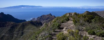 Wanderung auf dem Grat des Höhenrückens mit Ausblick auf La Gomera und La Palma