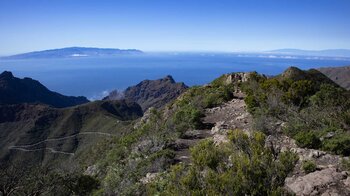 Wanderung auf dem Grat des Höhenrückens mit Ausblick auf La Gomera und La Palma