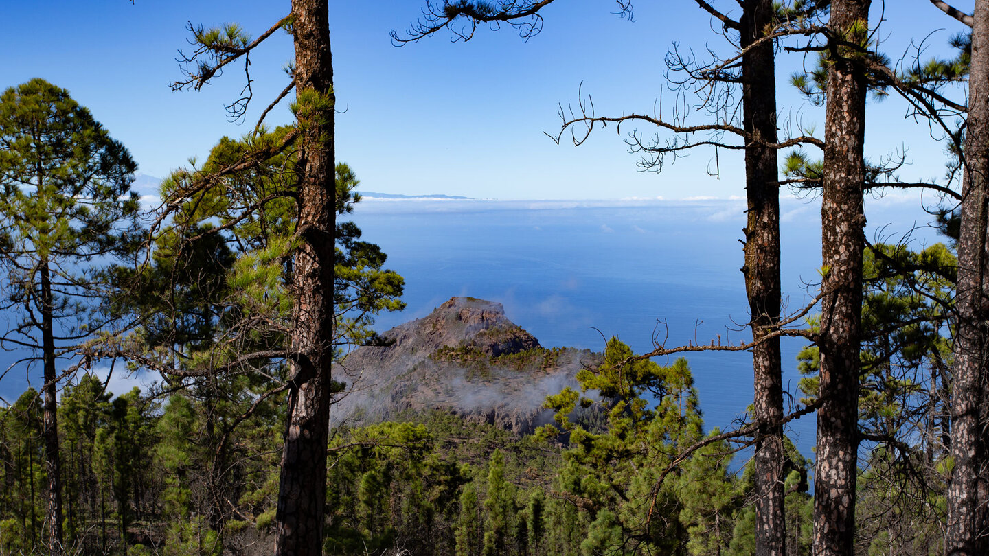 Blick auf den Roque Faneque vor dem tiefblauen Atlantik Blick auf den Roque Faneque