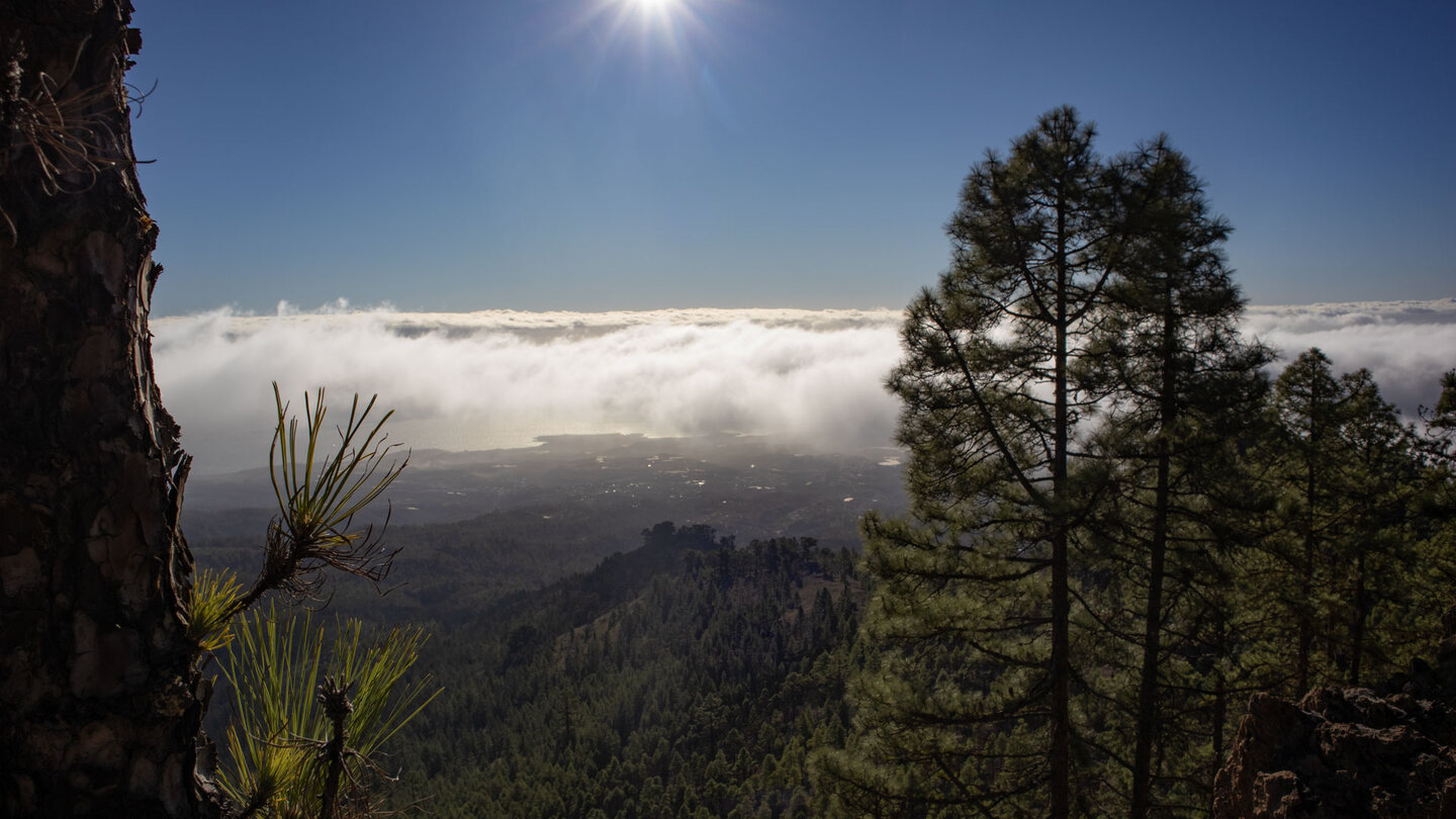 Ausblick über die aufsteigenden Wolken zur Küste