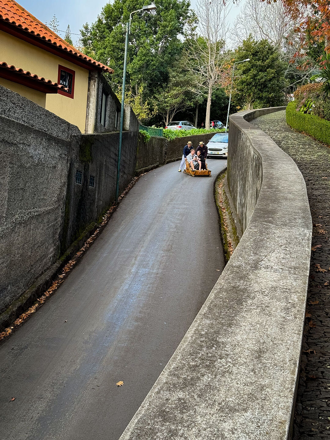 auf der kurvenreichen Asphaltstraße geht es über zwei Kilometer bergab in Funchals Vorort Livramento auf der kurvenreichen Asphaltstraße geht es über zwei Kilometer bergab nach Funchal