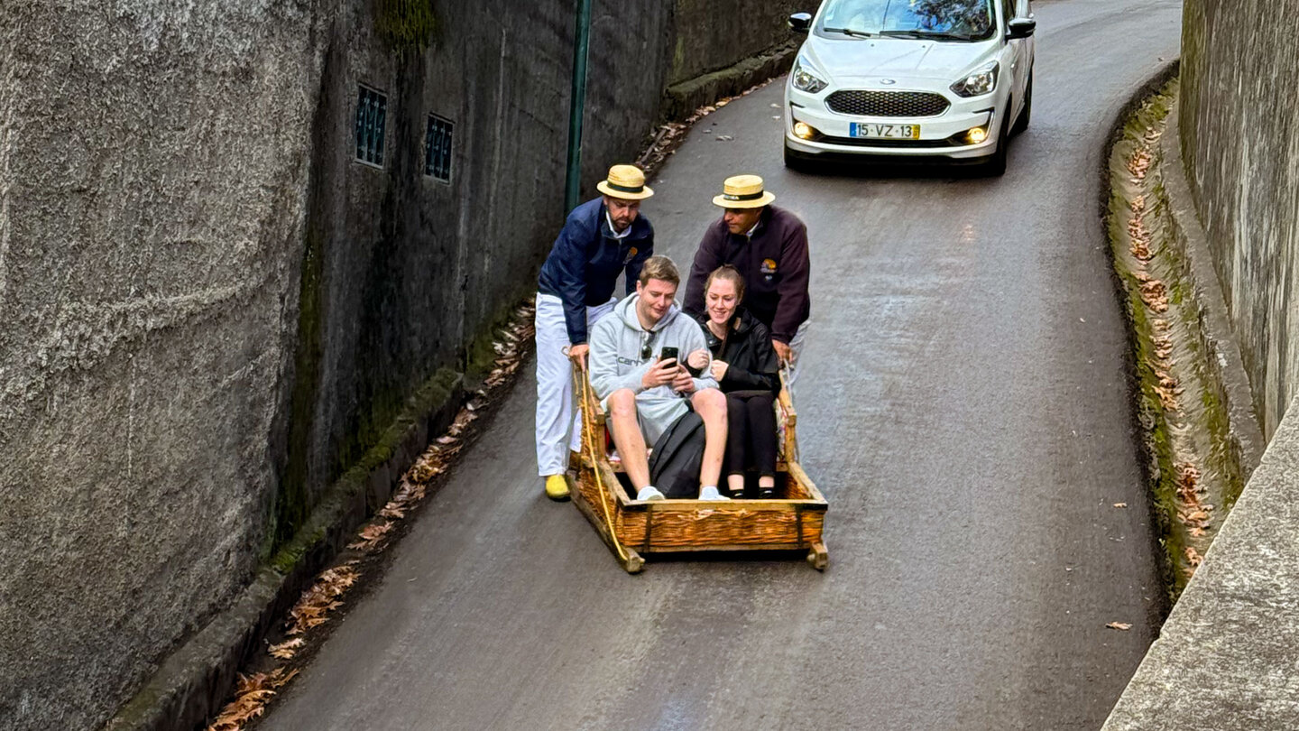 eine Korbschlittenfahrt von Monte nach Funchal ist ein einzigartiges Abenteuer auf Madeira eine Korbschlittenfahrt von Monte nach Funchal ist ein Abenteuer auf Madeira